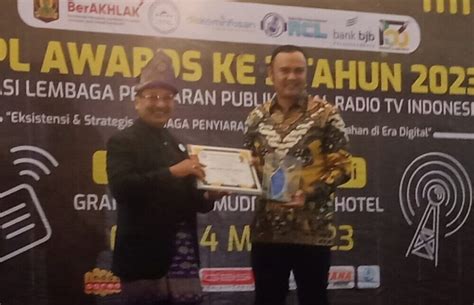 Bupati Dan Kadis Kominfo Sijunjung Terima Penghargaan Lppl Awards