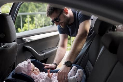 Cómo Deben Viajar los Bebés en el Coche LeasePlan