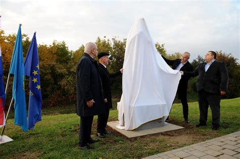 Slobodna Dalmacija Pogledajte kako izgleda spomenik Toši Proeskom