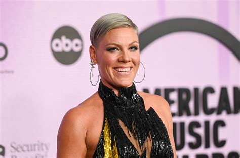 P nk montre un bikini ridicule à imprimé banane juste à temps pour l été La Galerie Du Spectacle