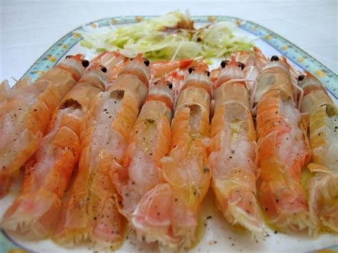 Ricetta Scampi Dellasinara Con Carpaccio Di Sedano E Cipolla Marinato