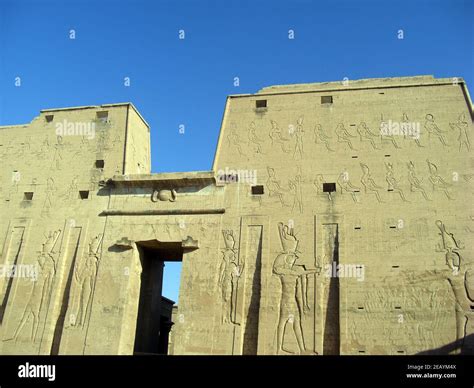 Egypte temple d Horus à Edfou Stock Photo Alamy