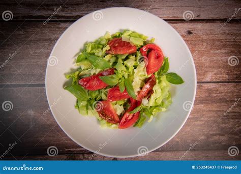 Tomate De Salada De Vegan Verde E Basilar De Folhas Verdes Mistura E