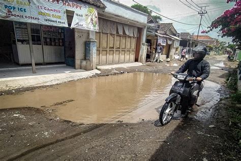 Foto Video Wanita Dan Motornya Hilang Masuk Ke Dalam Selokan Saat Banjir