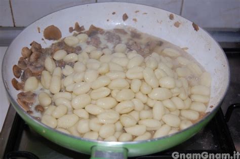 Gnocchi Funghi E Salsicce La Ricetta Di Gnam Gnam