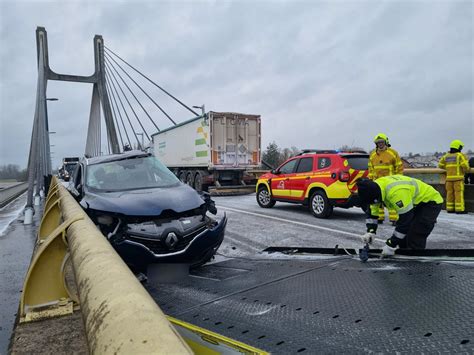 Chalon sur Saône Un camion glisse à cause de la neige et percute une