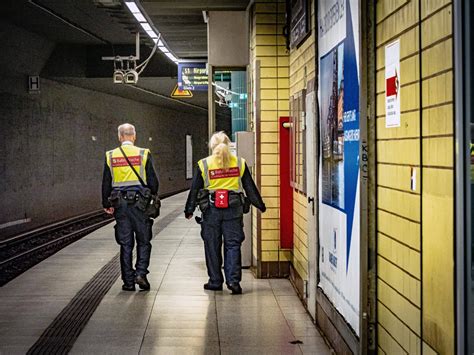 Hamburg Mann Von Bahn Erfasst Weil Etwas Auf Den Gleisen Suchte