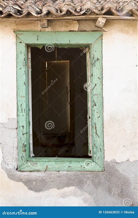 Ventana De Madera Vieja Quebrada En La Pared Resistida Foto De Archivo