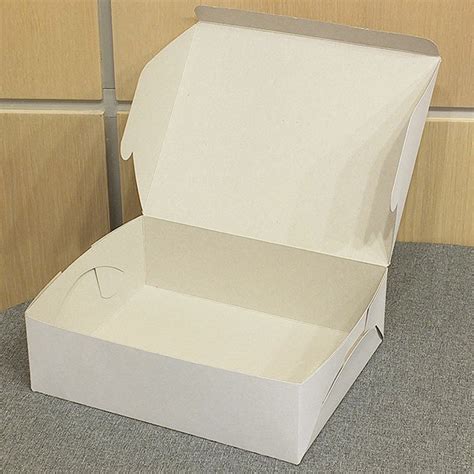 Коробка под пирожные из белого картона.