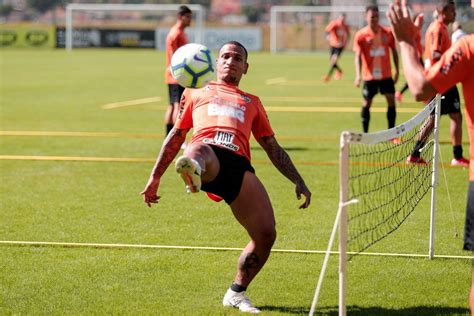 Especialista na bola parada Otero brinca que voltou ao Atlético MG