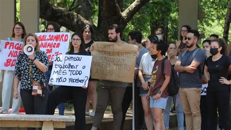 P S Graduandos Da Uel Protestam Contra Cortes De Bolsas Do Mec Tem