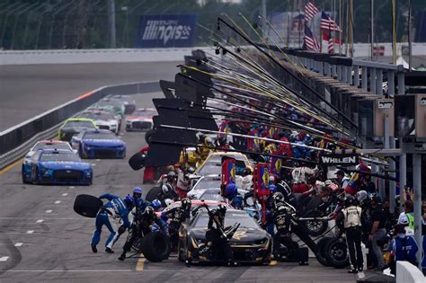 What Happens During a NASCAR Pit Stop?