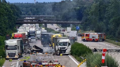 A2 In Sachsen Anhalt Mindestens Zwei Tote Bei Unfall Mit Gefahrgut Lkw