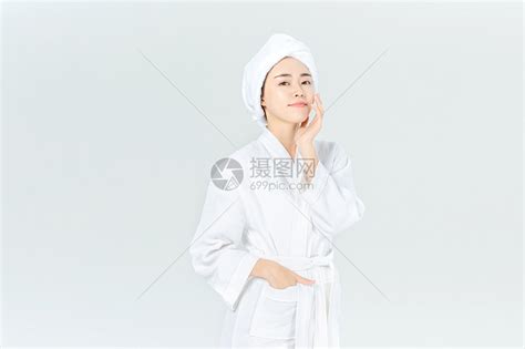 穿浴袍女生形象高清图片下载 正版图片501061120 摄图网