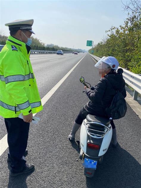 危险！合浦女人开电动车逆行冲上高速