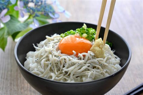 しらす丼のレシピ。たれは醤油＆ごま油！しらすご飯の簡単な作り方。 やまでら くみこ のレシピ