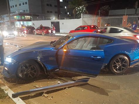 Veículo de luxo em alta velocidade colide outro carro na zona