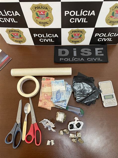 Polícia Civil estoura ponto de venda de drogas e prende três na zona