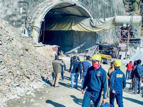 Uttarakhand Tunnel Collapse उत्तरकाशी के सिलक्यारा टनल में फंसे 40