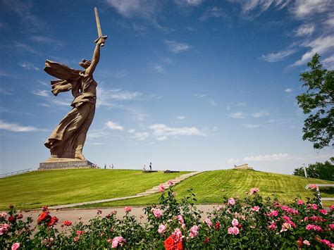 33 colossal monuments and statues around the world