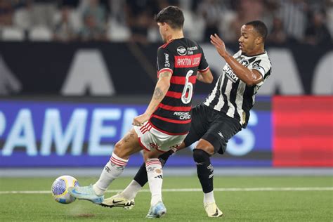 Botafogo Goleia Flamengo Retoma Lideran A Do Brasileir O E Ganha Moral