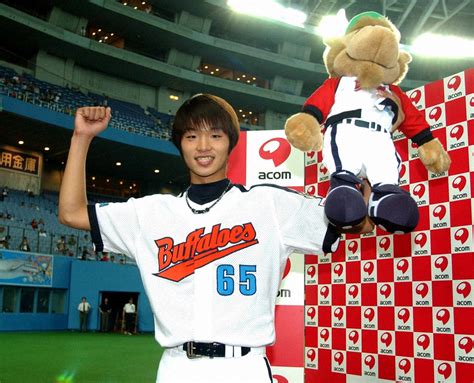 2004年9月20日のオリックス戦で、初勝利を挙げ、お立ち台で笑顔でガッツポーズの大阪近鉄バファローズ・近藤一樹投手 ― スポニチ