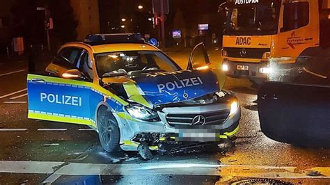 Unfall In Heilbronn Auto Kracht In Polizeistreife Auf Einsatzfahrt