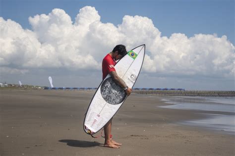 Favorito à medalha de ouro Gabriel Medina fica fora do pódio do surfe