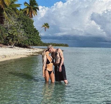 Kim Kardashian nhuộm tóc bạch kim diện bikini khoe body bốc lửa trên biển