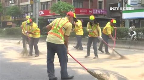 吊臂漏油！大車駕駛卻渾然不知 害8騎士沿路慘摔 社會 三立新聞網 Setncom