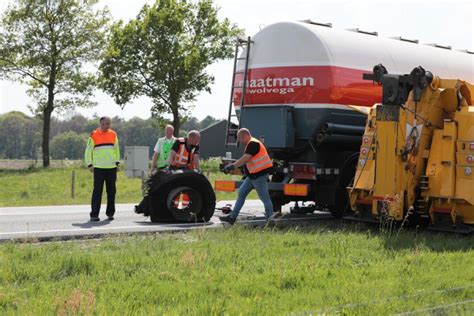 Vrachtwagen Strandt Met Klapband Op De N36 Bij Ommen En Zorgt Voor