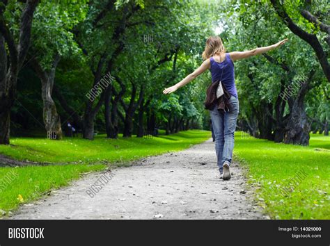 Imagen Y Foto Mujer Caminando Por El Camino En El Bigstock