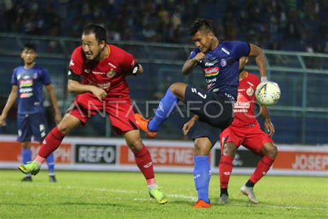 AREMA KALAHKAN SEMEN PADANG ANTARA Foto