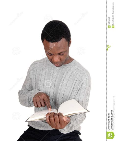 Assento E Leitura Africanos Do Homem Seu Livro Imagem De Stock Imagem