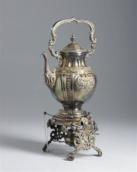 Samovar In Argento Cesellato E Sbalzato A Decori Rocaille Su Base A