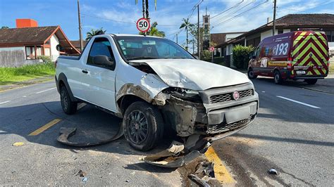 Acidente Entre Dois Carros Registrado No Centro De Pomerode