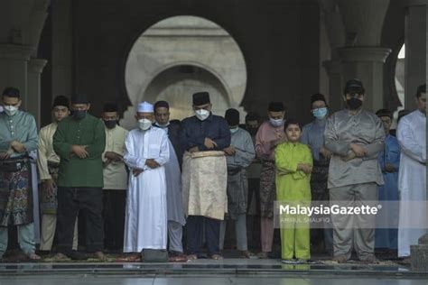 Agong Raja Permaisuri Berkenan Solat Aidilfitri Bersama Rakyat