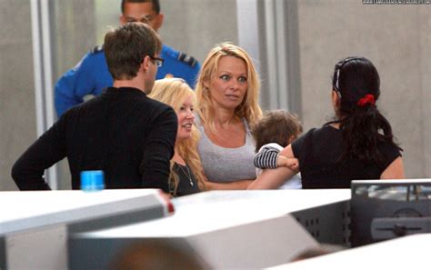Pamela Anderson Beautiful Babe Posing Hot High Resolution Famous And