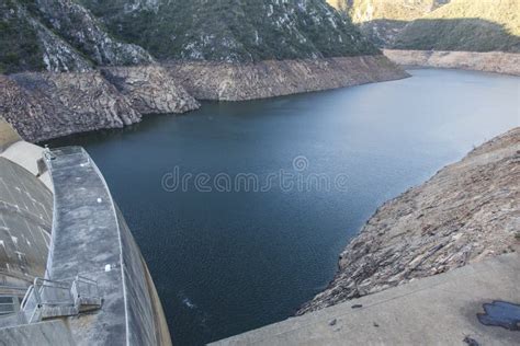 Pared De La Presa Y Presa Con El Nivel Del Agua Baja Foto De Archivo