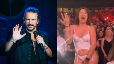 Video Cantaba Desnuda Mujer Se Quit La Ropa En Pleno Concierto De