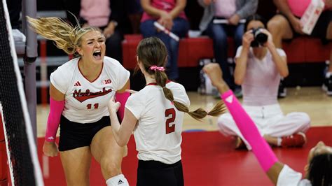 Nebraska Volleyball Sweeps Rutgers