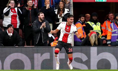 Alcaraz marcó su primer gol en la Premier pero no le alcanzó al