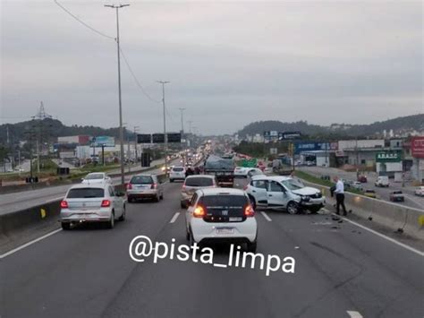 Acidente Interrompe Tr Nsito Na Br Em Palho A