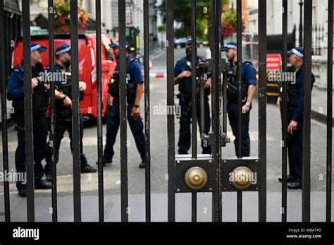 Metropolitan Armed Police Hi Res Stock Photography And Images Alamy