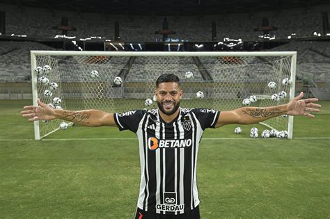 Perto do gol 100 pelo Atlético MG e contrato renovado Hulk tem