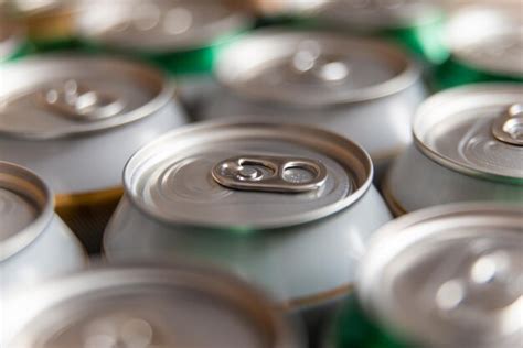 Latas De Bebidas De Aluminio Cerradas Fotografiadas Contra El Uso