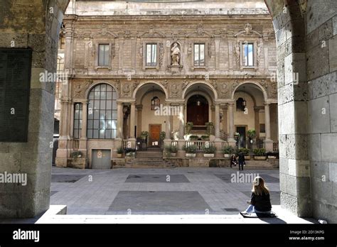 Milano Italia La Piazza Medievale Dei Mercanti Piazza Mercanti