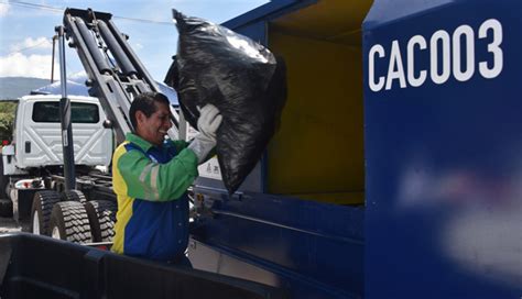 Colocan compactadora de desechos en mercado Dueñas de Santa Tecla