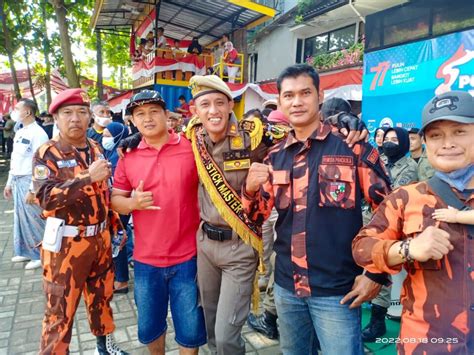 Peringati Hut Ri Ke Warga Pondok Aren Tangsel Bentangkan Bendera