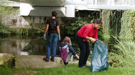 Veinte Voluntarios Retiran Unos Kilos De Basura En El R O Sarria